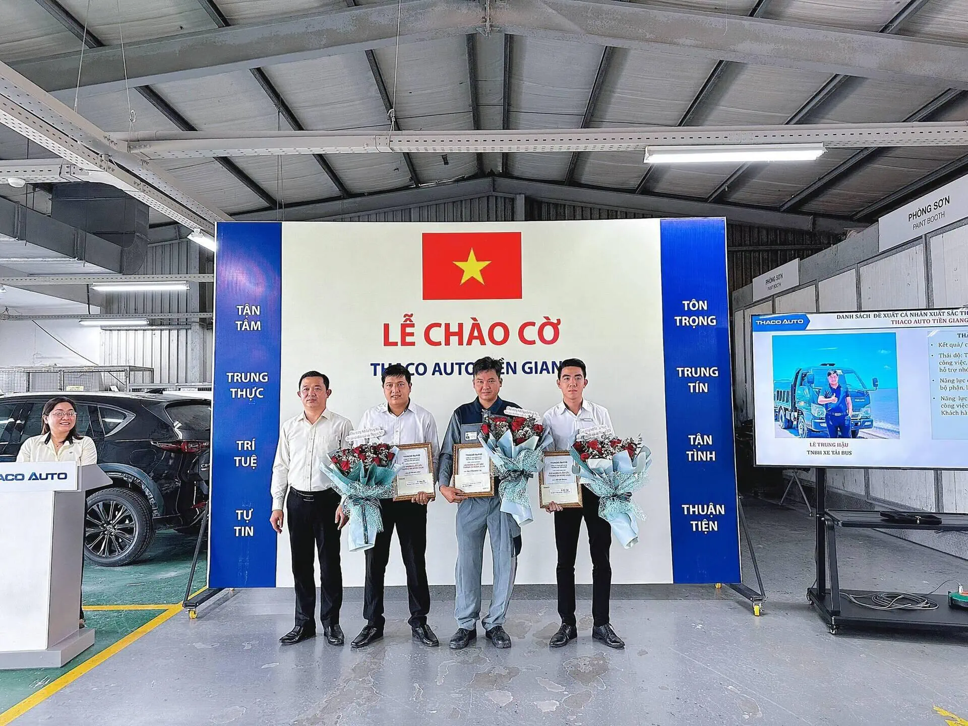 Lễ chào cờ tháng 5: THACO AUTO TIỀN GIANG vinh danh cá nhân có thành tích xuất sắc