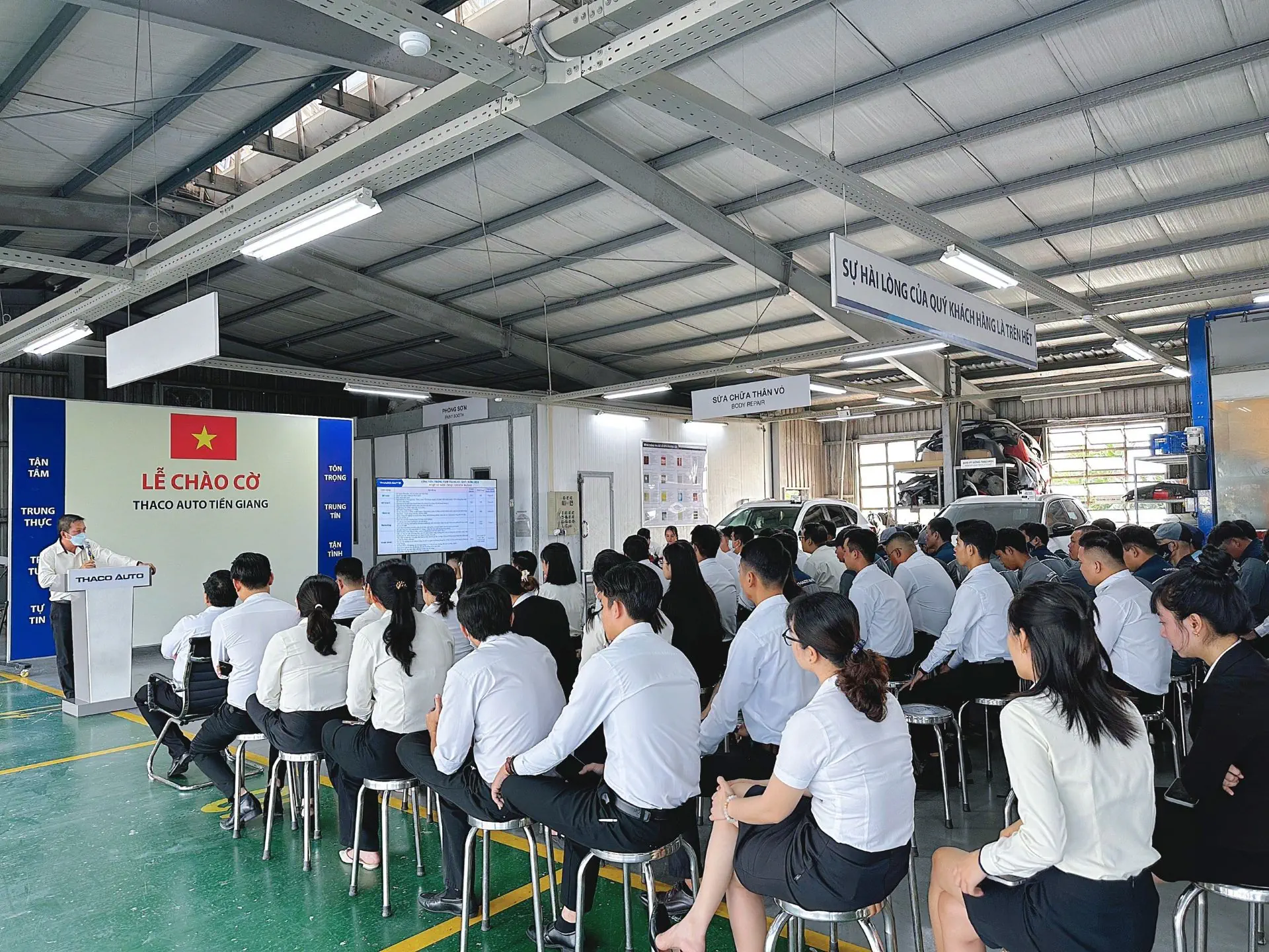 THACO AUTO Tiền Giang tổ chức lễ chào cờ tháng 3 năm 2024